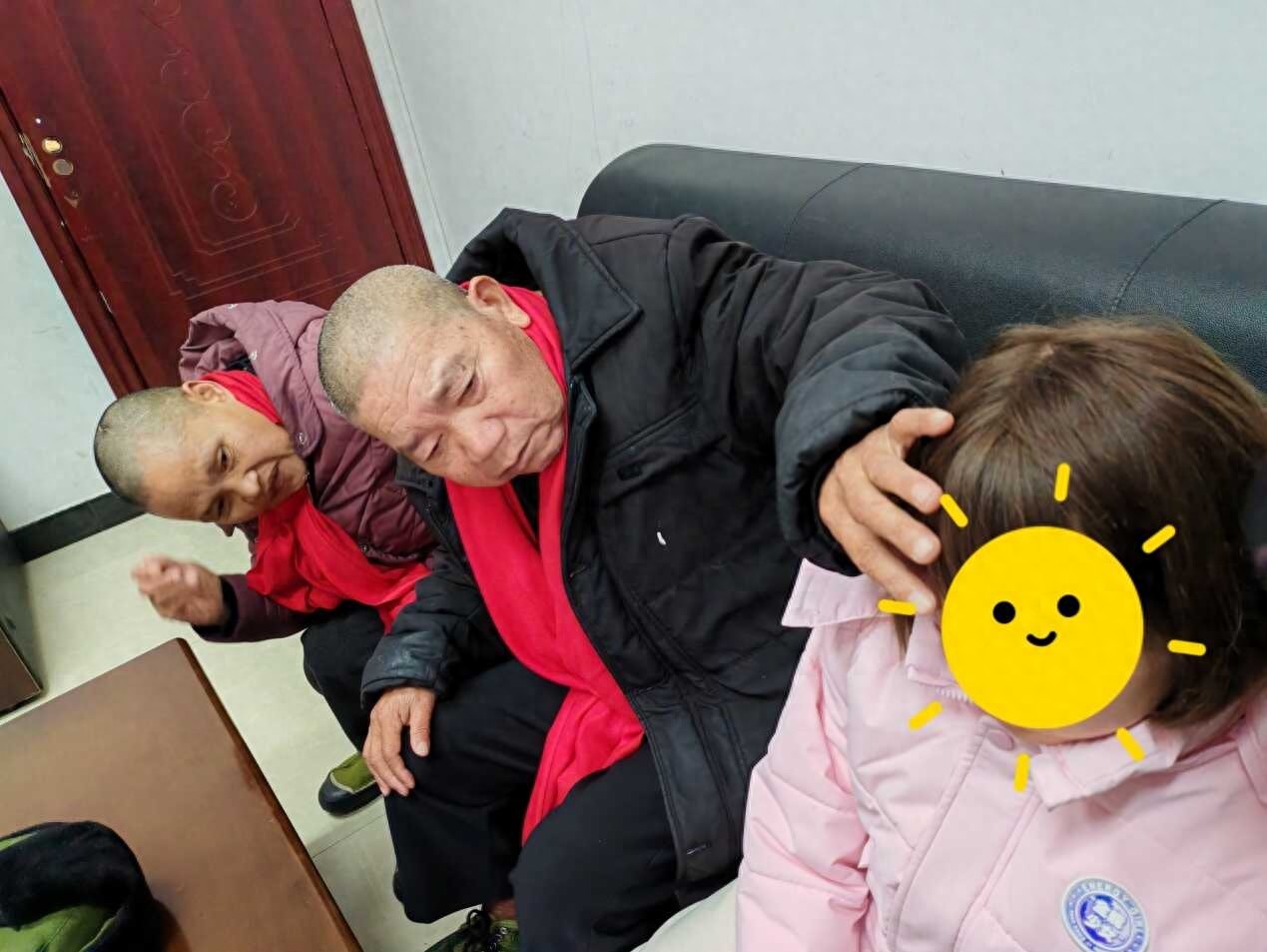 久别重逢！小怡与父母相拥而泣，这一幕让人泪目，你也被感动了吗？