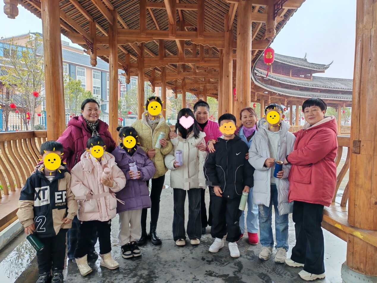 久别重逢！小怡与父母相拥而泣，这一幕让人泪目，你也被感动了吗？  第3张