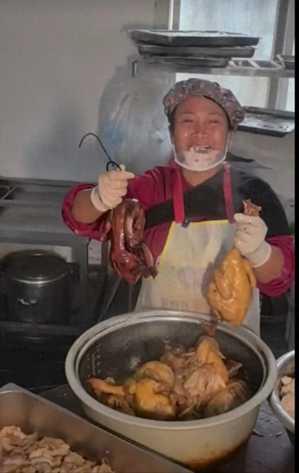 10元吃40多荤菜！盒饭姐王荣亚何时再出摊？网友急不可待  第1张