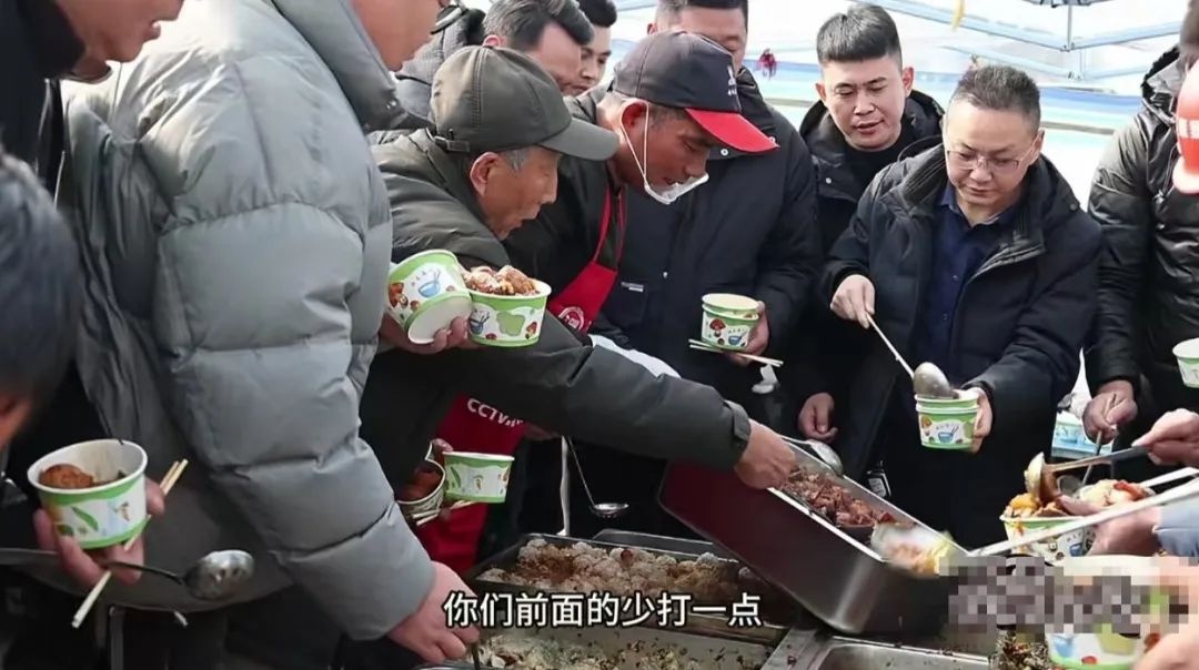 10元吃40多荤菜！盒饭姐王荣亚何时再出摊？网友急不可待  第4张