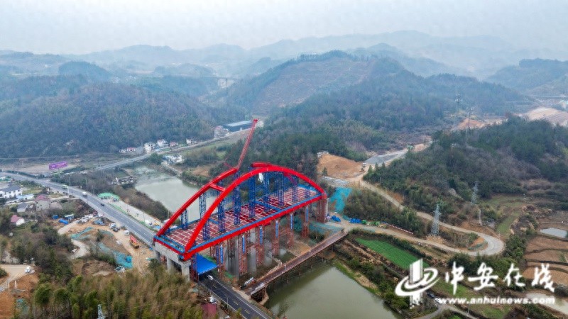 徽水河大桥主桥拱肋合龙成功！安旌高速建设迎来重要里程碑  第1张