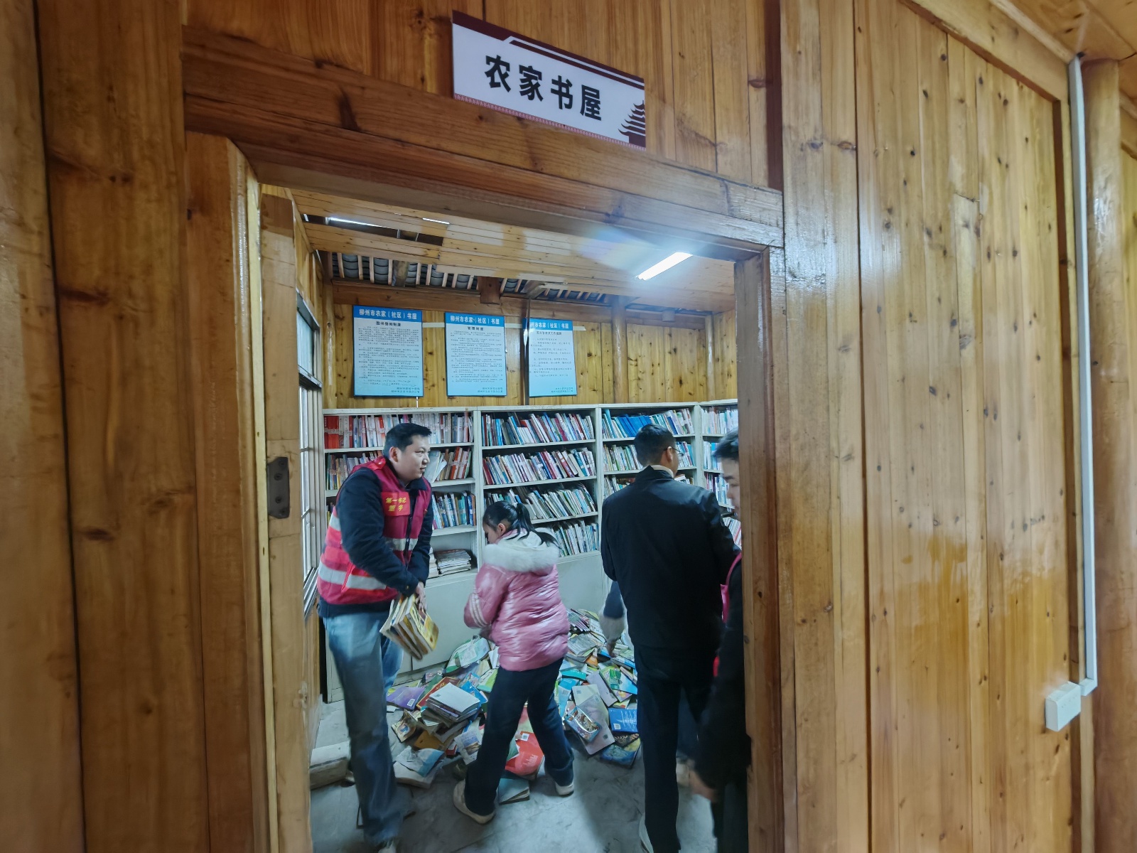 龙奋村小学生学雷锋，农家书屋焕然一新！你见过这样的雷锋传人吗？  第2张