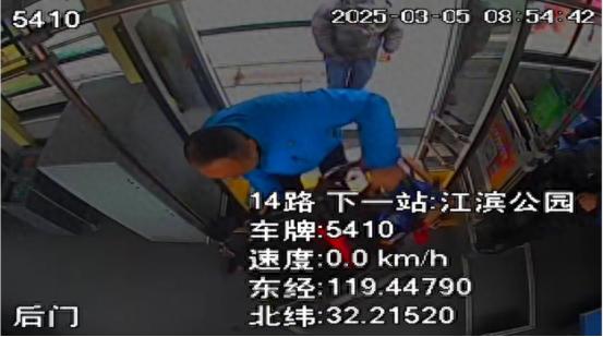 镇江公交人的暖心善举，你被感动了吗？