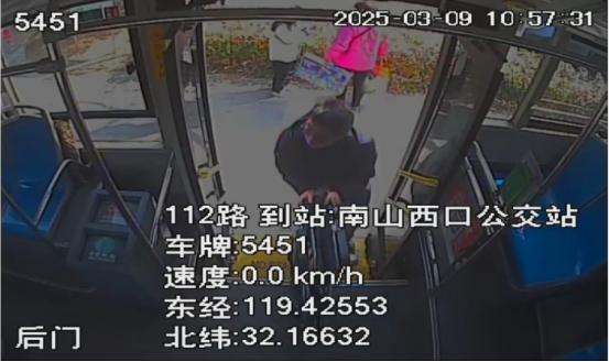 镇江公交人的暖心善举，你被感动了吗？  第2张
