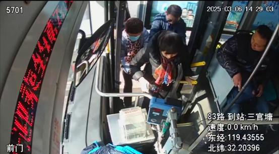 镇江公交人的暖心善举，你被感动了吗？  第3张