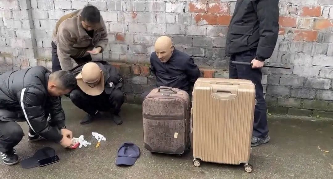 硅胶头套换脸盗窃？警方揭秘高科技犯罪背后的真相