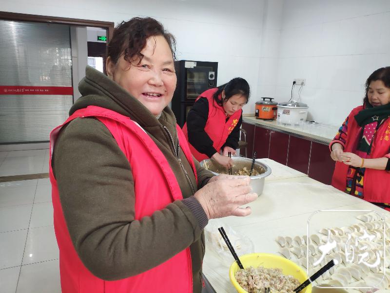 一次善举，竟让两家结下不解之缘！39岁的她为何毅然接邻家孩子养伤？  第2张