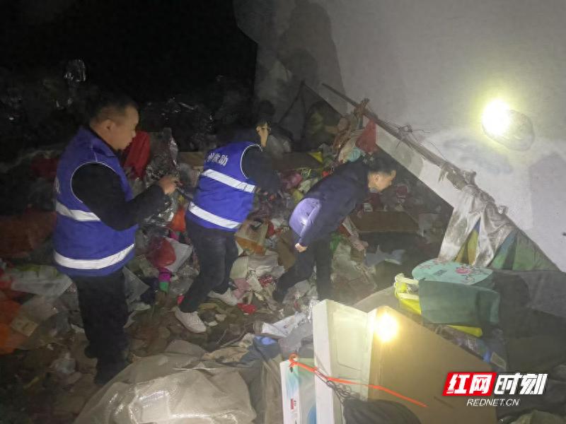 郴州深夜寒风中，谁在守护流浪老人的温暖？