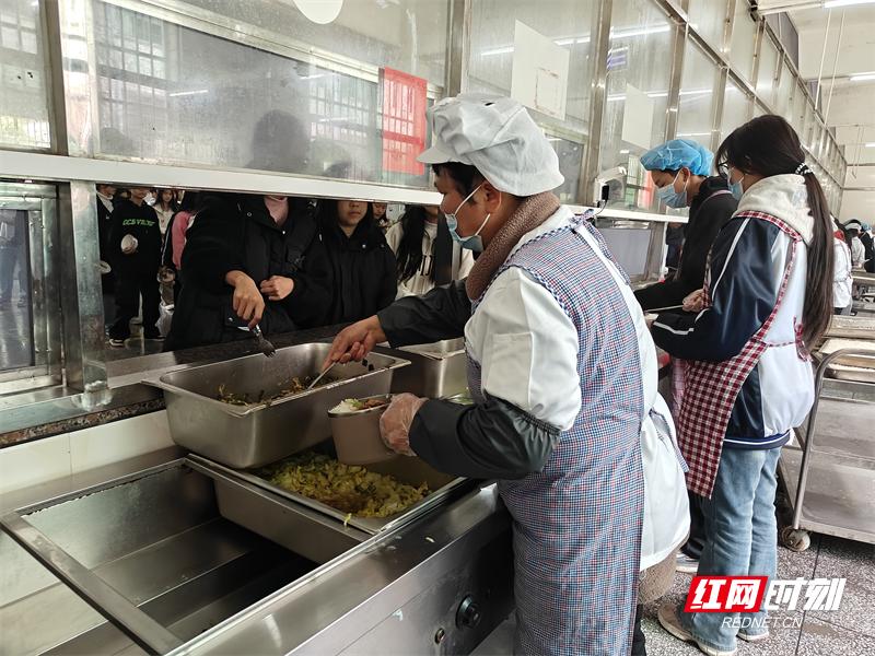 汝城二中学生亲手种植的白菜蒜苗，全校共享劳动果实！你尝过吗？  第4张
