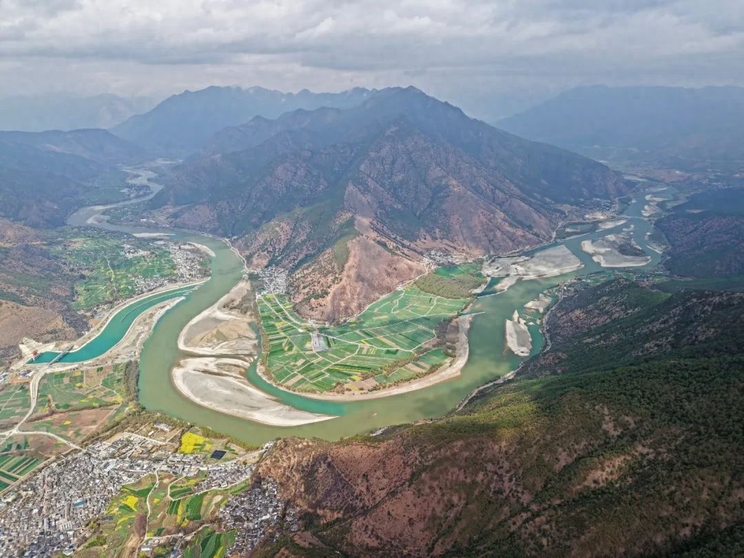 长江第一湾：春日里的自然泼墨画，你见过如此壮丽的山河吗？