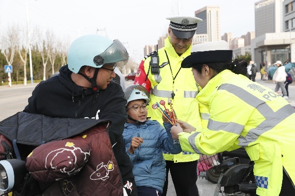 放学高峰，交警快闪送安全礼物！你的头盔值得奖励吗？  第2张