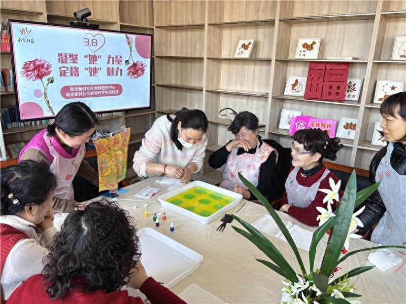 你知道如何用非遗水拓艺术定格‘她’魅力吗？一起来体验手工创作的乐趣吧