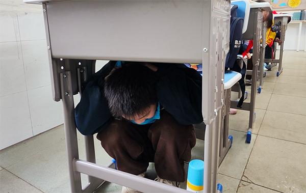 地震演练竟如此逼真！关市镇盘石完小的师生们是如何应对的？  第2张
