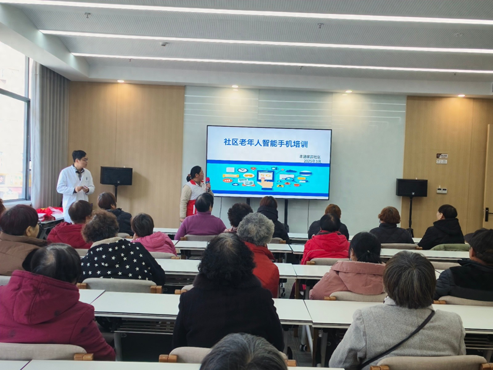 老年人也能玩转智能手机？瞻江街道这场培训让他们大开眼界