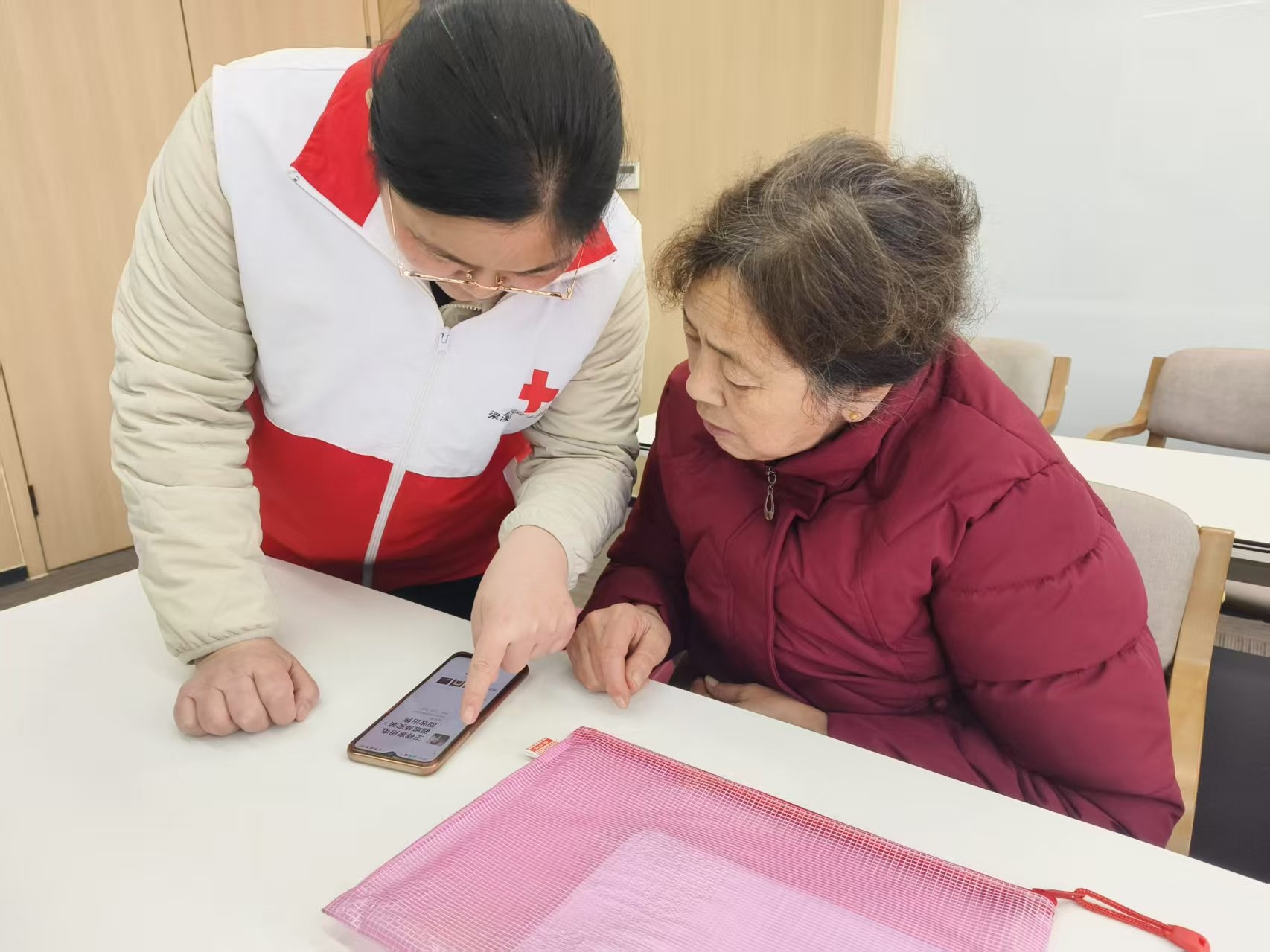 老年人也能玩转智能手机？瞻江街道这场培训让他们大开眼界  第2张