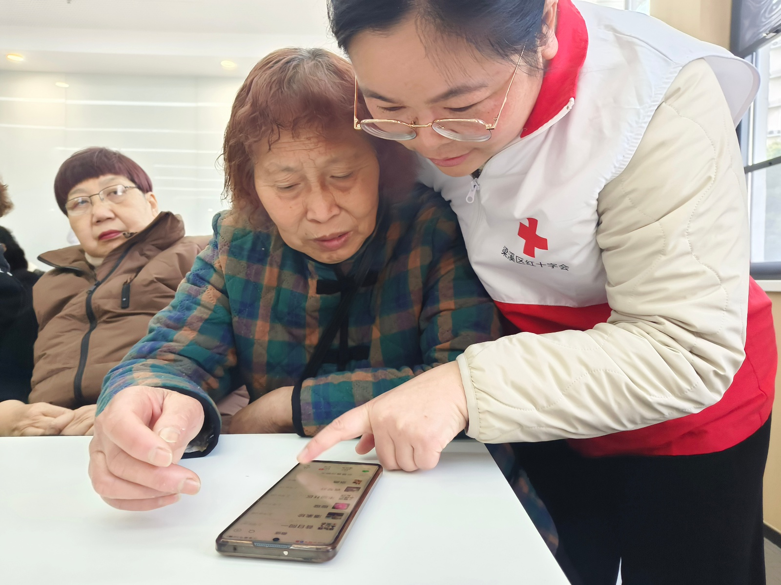 老年人也能玩转智能手机？瞻江街道这场培训让他们大开眼界  第3张