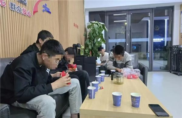 6名初中生瞒家长游西安，身无分文露宿街头！民警暖心救助背后藏着怎样的故事？  第2张
