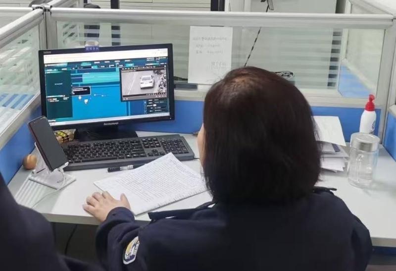 违停司机狡辩2分钟就被贴罚单？碑林交警的科技狠活让你无话可说  第2张