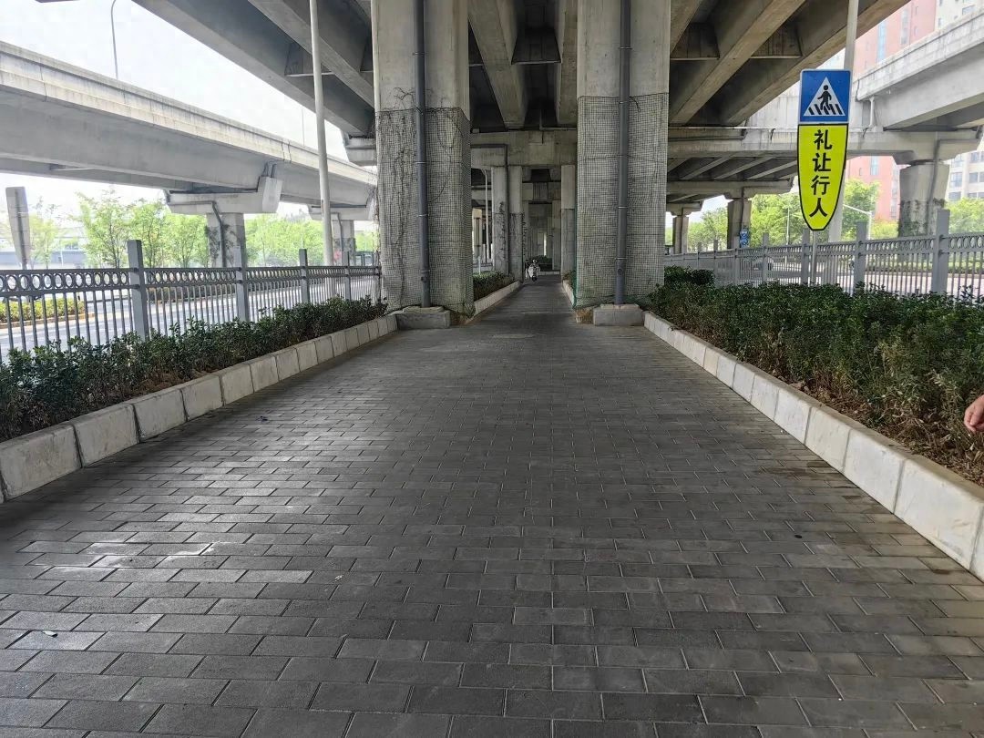 凤翔快速路高架桥下人行道板破损严重，为何市民呼吁后能迅速修复？  第1张