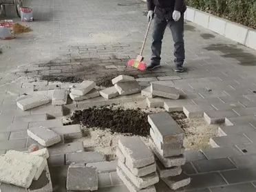 凤翔快速路高架桥下人行道板破损严重，为何市民呼吁后能迅速修复？  第2张