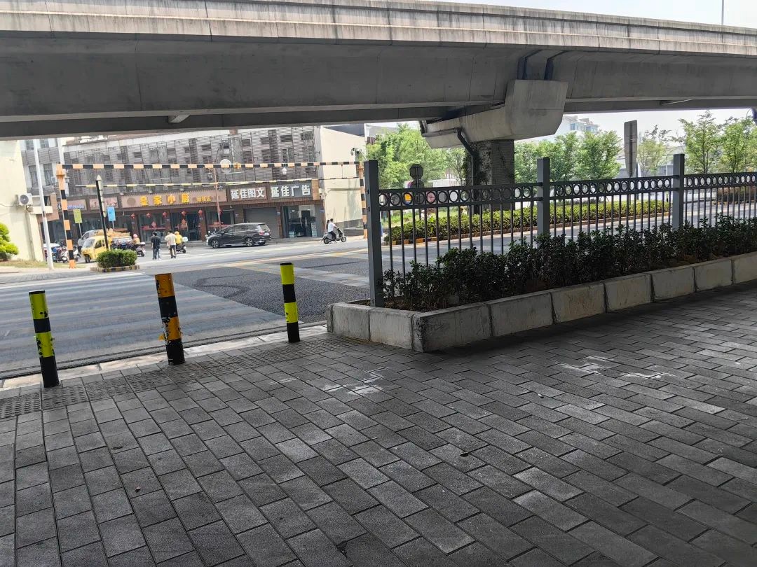 凤翔快速路高架桥下人行道板破损严重，为何市民呼吁后能迅速修复？  第3张