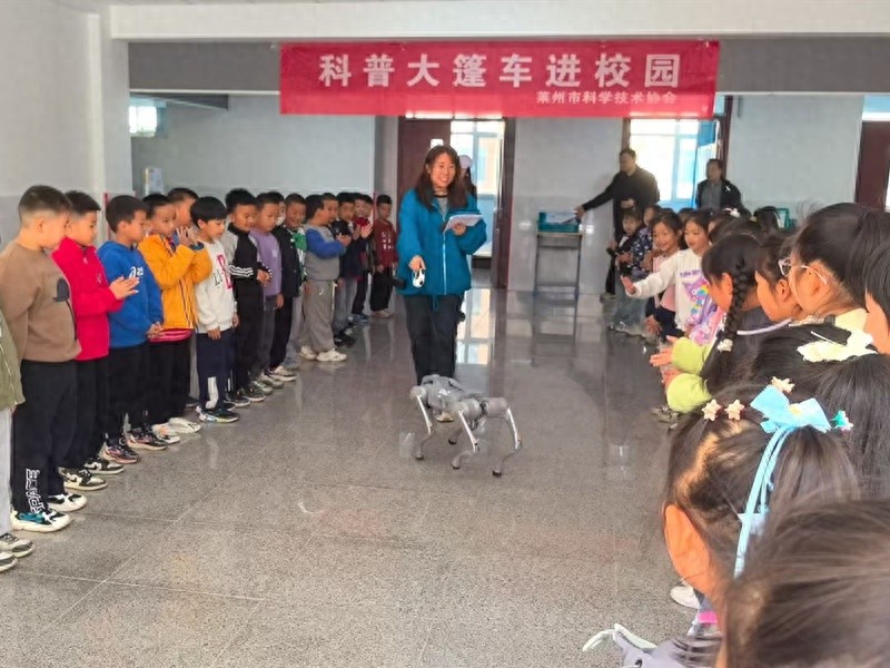 3000名师生沸腾了！机器狗进校园竟引发如此疯狂场面？  第1张