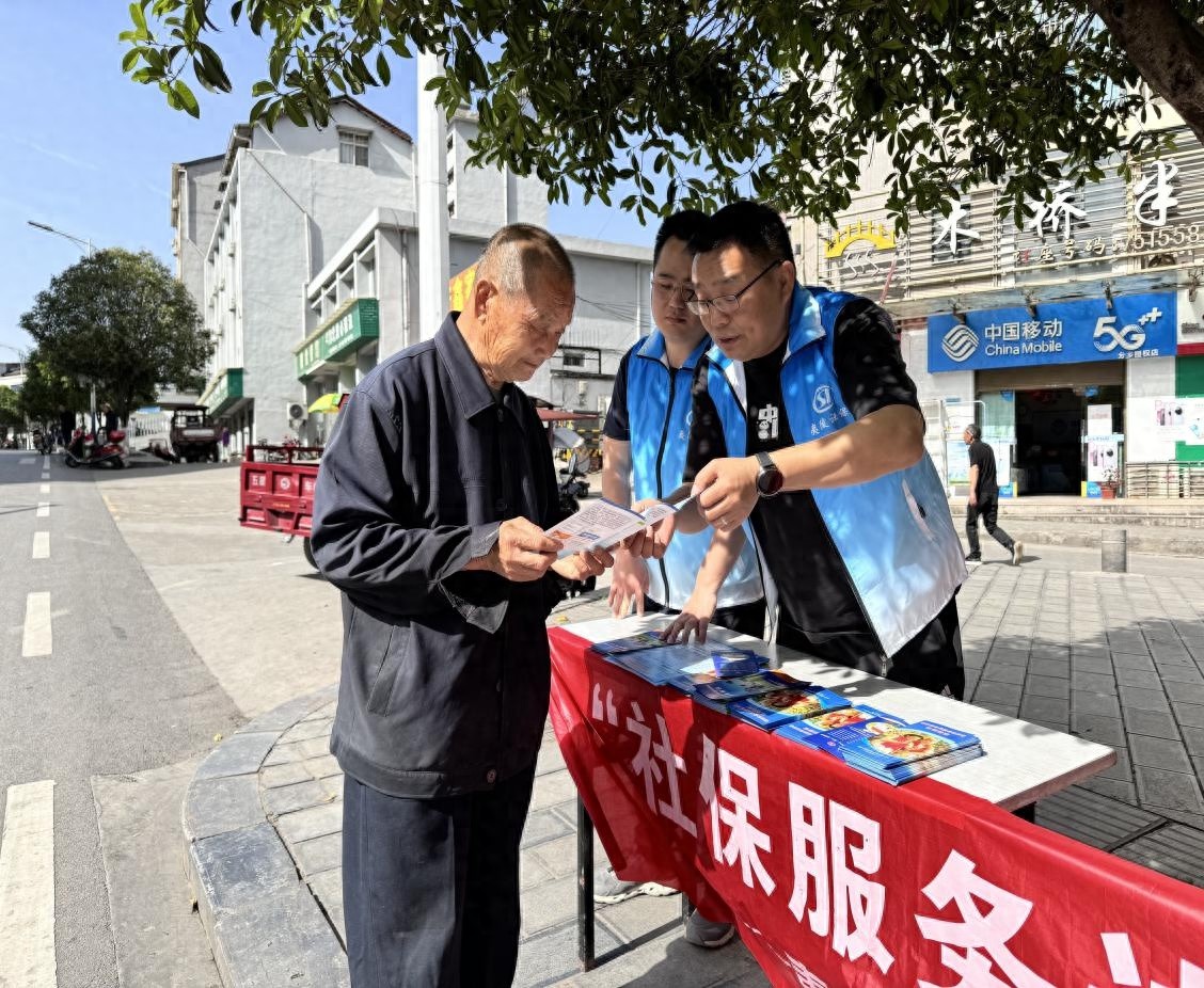夷陵区社保中心下乡送政策，村民直呼：57岁还能补缴社保？答案太暖心