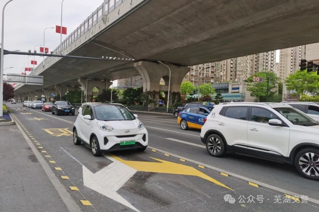 芜湖交警放大招!可借车道让通行效率飙升,你体验过了吗? 第4张 芜湖交警放大招!可借车道让通行效率飙升,你体验过了吗? 第4张