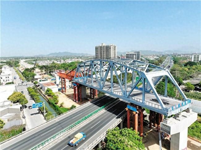 震撼！粤东城际铁路跨沈海高速钢桁梁如何顶推成功？860吨巨无霸精准到位