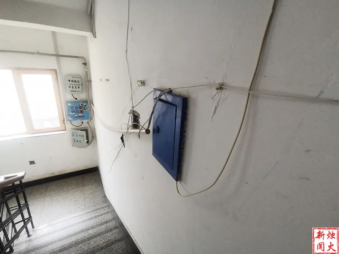 你家楼道也被‘蜘蛛网’占领了吗？居民直呼：太危险了  第2张