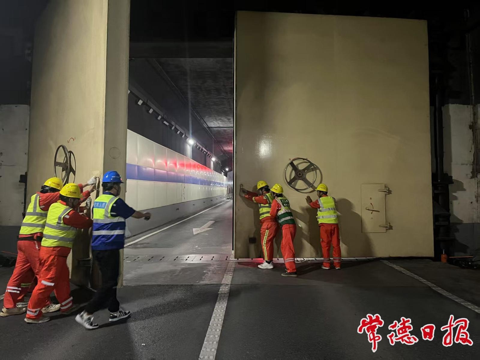 33人2台车400袋沙袋！常德隧道防汛演练震撼上演，暴雨倒灌险情如何应对？  第2张