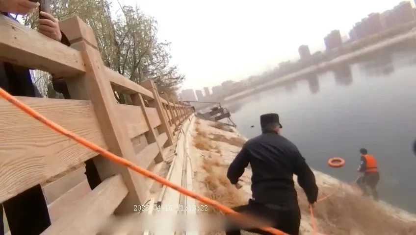 辅警6米深湖中勇救落水女子！冰冷刺骨的湖水挡不住他的脚步？  第2张