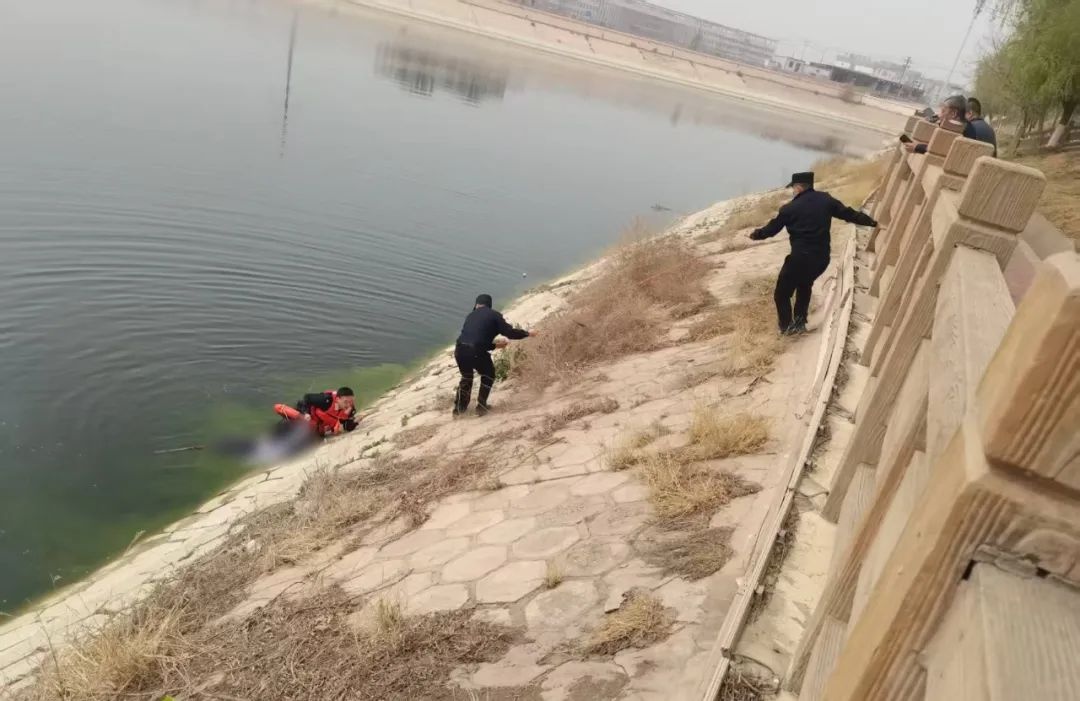 辅警6米深湖中勇救落水女子！冰冷刺骨的湖水挡不住他的脚步？  第3张