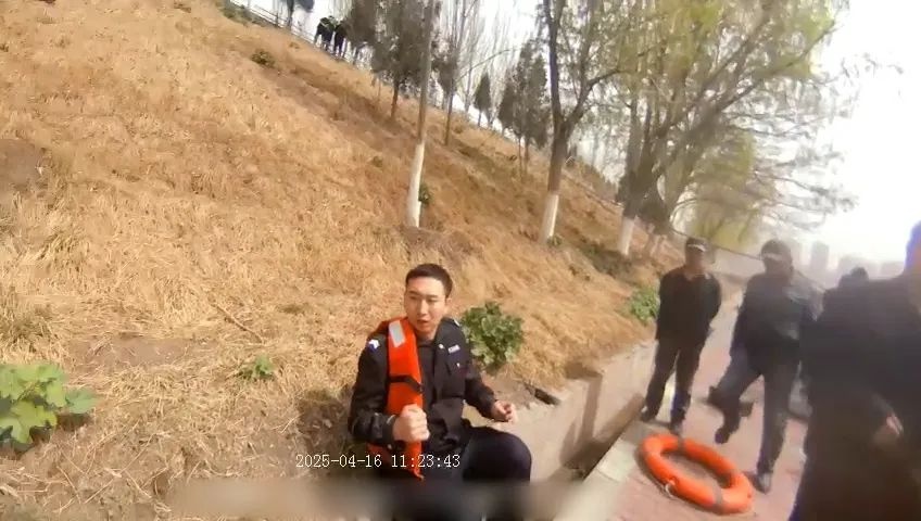 辅警6米深湖中勇救落水女子！冰冷刺骨的湖水挡不住他的脚步？  第5张