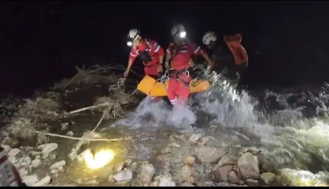 11名大学生深夜迷路坠崖！救援队10小时生死营救，他们经历了什么？  第3张