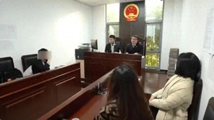 有钱却侮辱性支付抚养费？法院重罚1万元，这样的母亲该不该反思