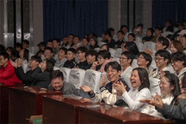 警察也能这么搞笑？昆明高校炸场脱口秀让你笑出眼泪