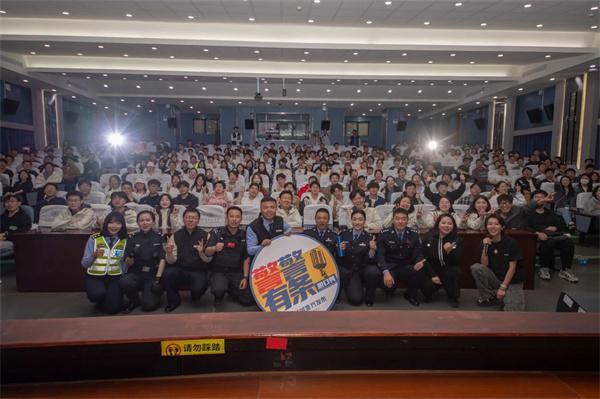 警察也能这么搞笑？昆明高校炸场脱口秀让你笑出眼泪  第2张