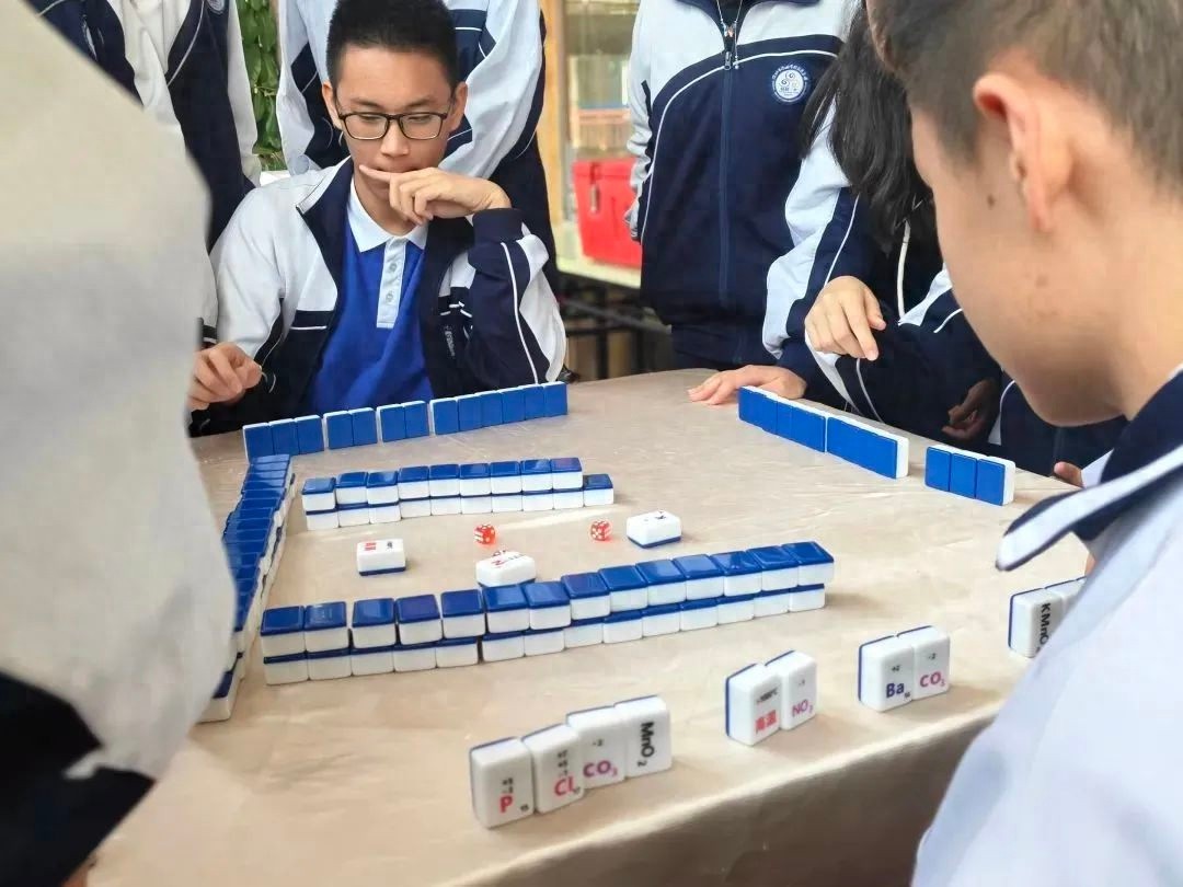 化学课变麻将桌？深圳校长发明化学麻将，学生边玩边学还能赢