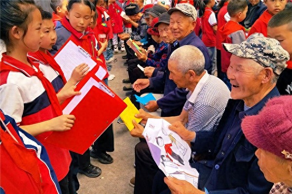 孩子们一来，敬老院瞬间沸腾！老人们笑得合不拢嘴，你猜他们做了什么？