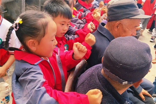 孩子们一来，敬老院瞬间沸腾！老人们笑得合不拢嘴，你猜他们做了什么？  第3张