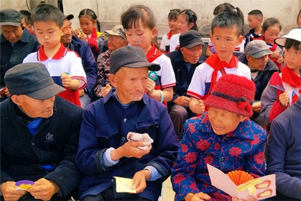 孩子们一来，敬老院瞬间沸腾！老人们笑得合不拢嘴，你猜他们做了什么？  第4张