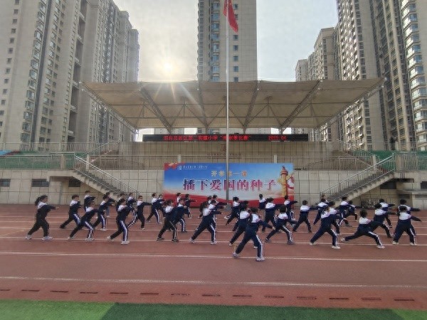 烟台高新区第二实验小学举办戚家拳校园武术比赛，32支代表队同台竞技，谁将问鼎冠军？