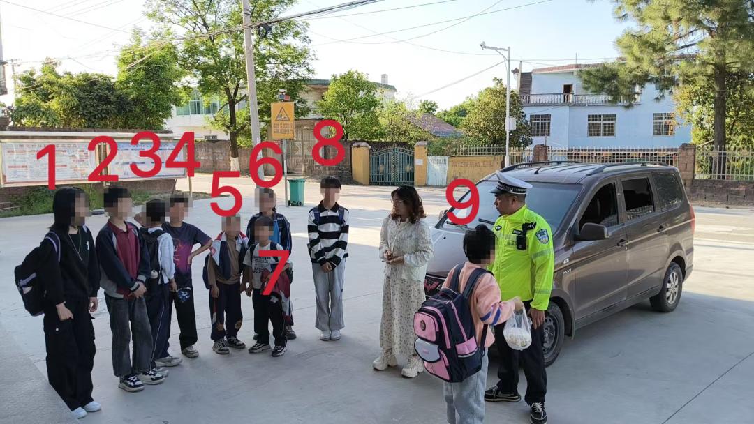 核载7人的面包车竟塞进10名学生，这些孩子的安全谁来保障？