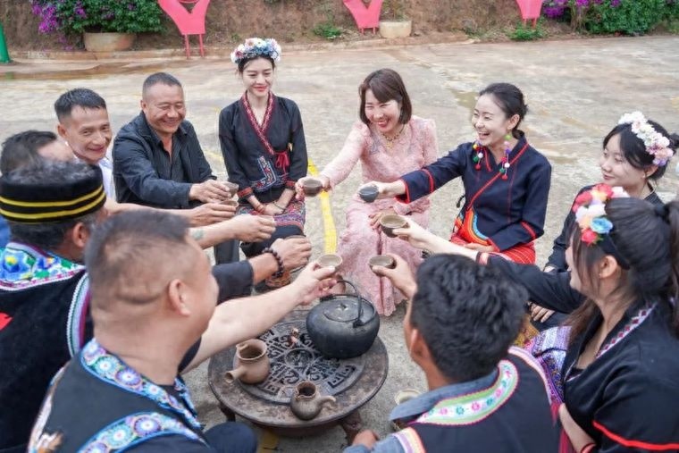 千年布朗族风情遇上春日采摘乐，这场文旅盛宴你体验了吗？