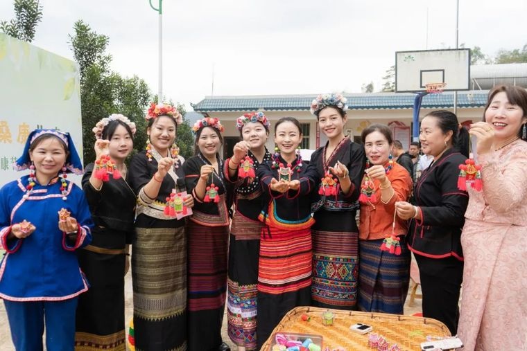 千年布朗族风情遇上春日采摘乐，这场文旅盛宴你体验了吗？  第3张