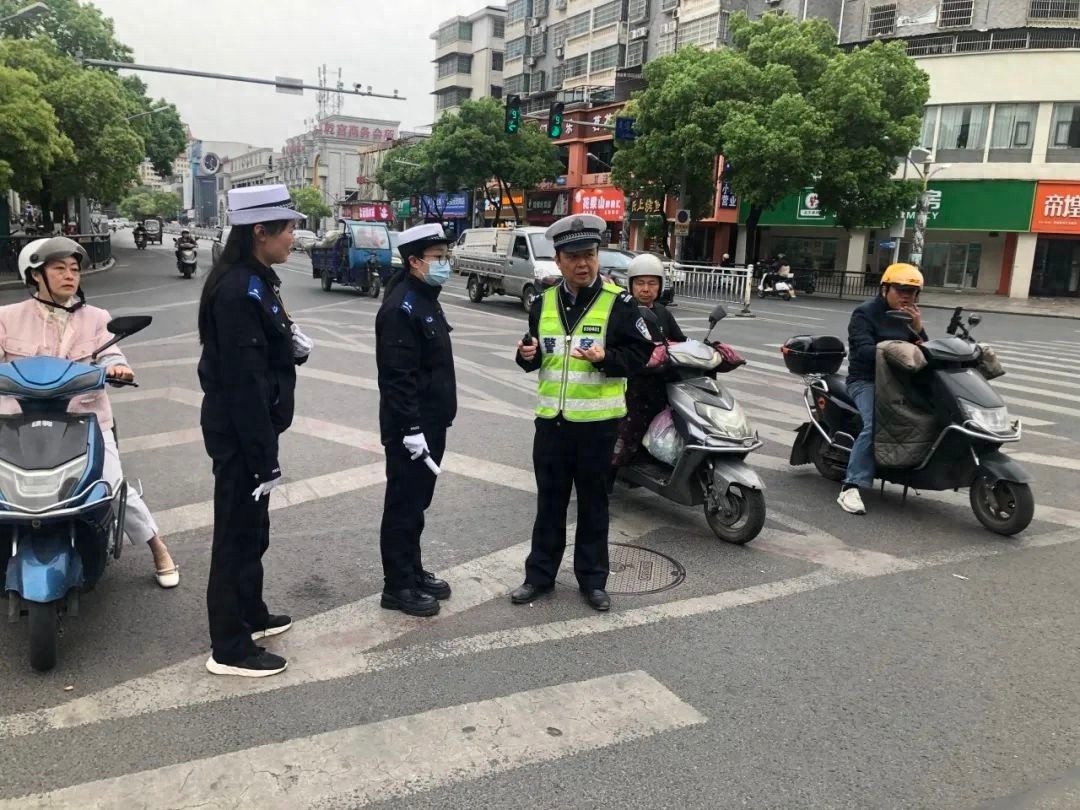 交警全员出动，为何你的电动车还装遮阳棚？