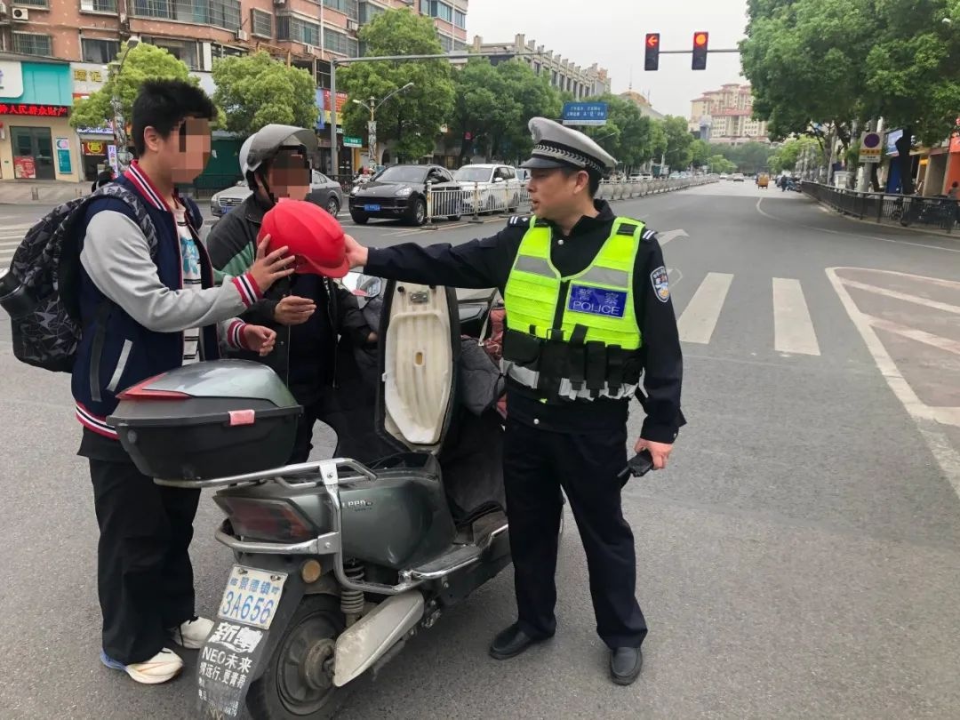 交警全员出动，为何你的电动车还装遮阳棚？  第2张
