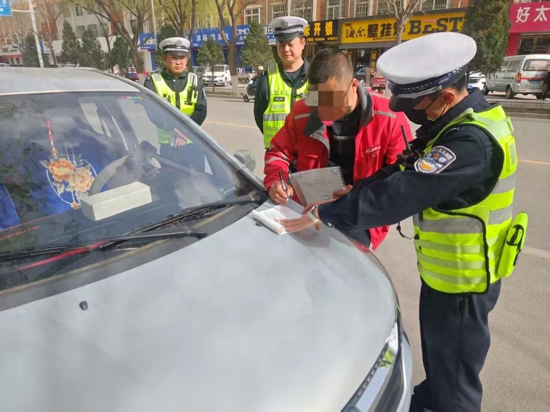 老年代步车无牌上路隐患多，交警严查整治行动效果如何？