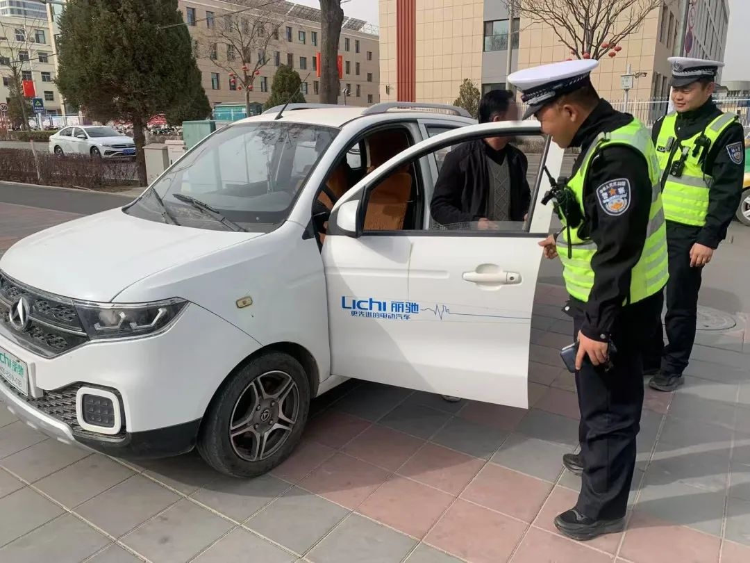 老年代步车无牌上路隐患多，交警严查整治行动效果如何？  第3张